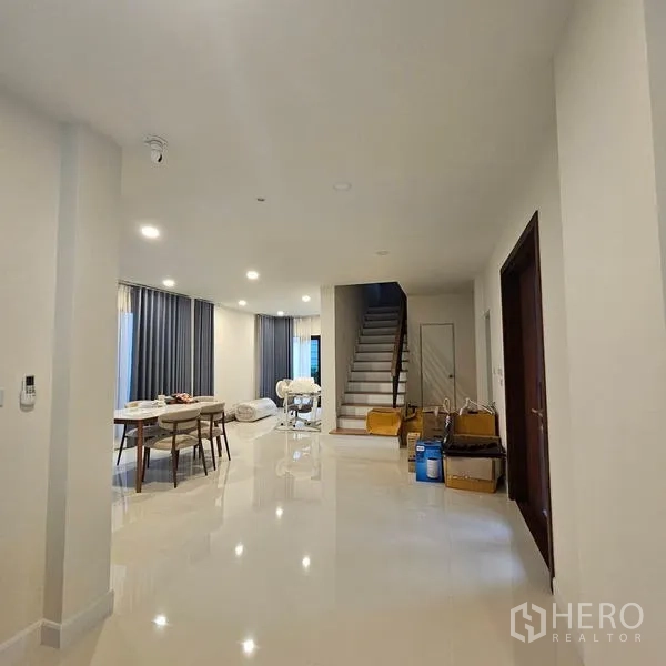 บ้าน ให้เช่าในSaphan Sung, Bangkok - มุมมองโถงชั้นล่างไปยังโต๊ะทานอาหารและบันได บรรยากาศโปร่งโล่ง.