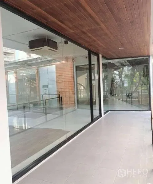 零售空间 出租 - 玻璃店面与带木天花的遮蔽走廊。