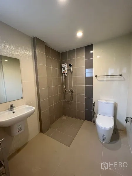 บ้าน ให้เช่าในSaphan Sung, Bangkok - ห้องน้ำพร้อมโซน shower แบบ walk-in โถสุขภัณฑ์ และกระเบื้องโทนกลาง