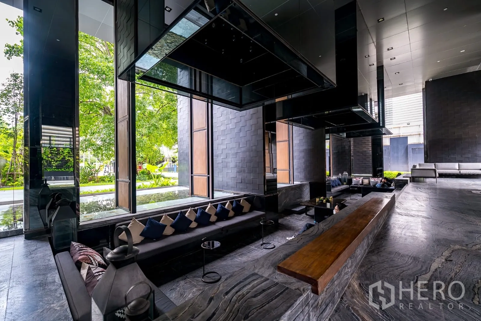 คอนโด ให้เช่าในWatthana, Bangkok - ล็อบบี้กึ่งเอาต์ดอร์มีที่นั่งยาว รายล้อมด้วยสวนสีเขียว