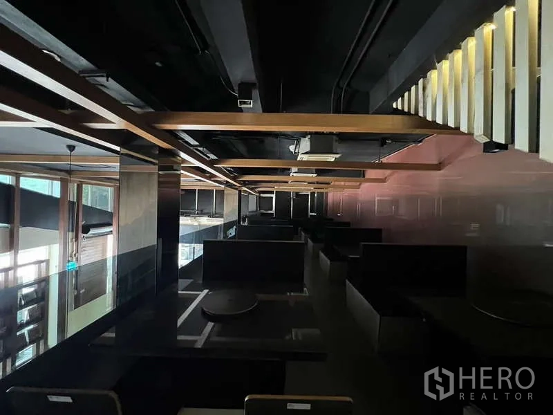 店屋 出租或出售在Khlong Toei, Bangkok - 上层就餐区，卡座与外露木梁