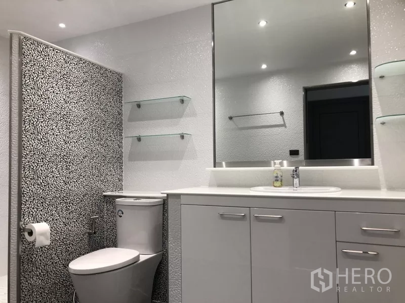 公寓 出租在Sathon, Bangkok - 卫浴间含坐便器、宽台面、洗手台柜与嵌入式照明。