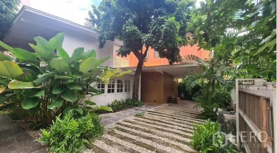 บ้าน ให้เช่าในWatthana, Bangkok - มุมมองทางเข้าและทางรถแล่นท่ามกลางต้นไม้ใหญ่