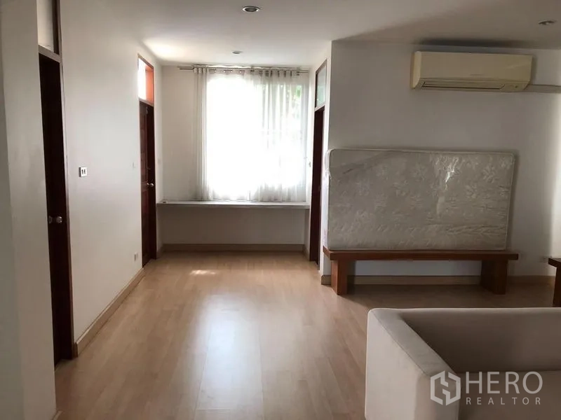 Detached House for rent - Upper-floor hallway with wood floors, natural light, and multiple doorways.