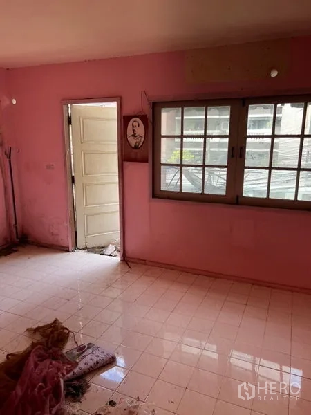 อาคารพาณิชย์ ให้เช่าในWatthana, Bangkok - ห้องชั้นบนผนังสีชมพู มีหน้าต่างบานเลื่อนและประตู แสงสว่างดี