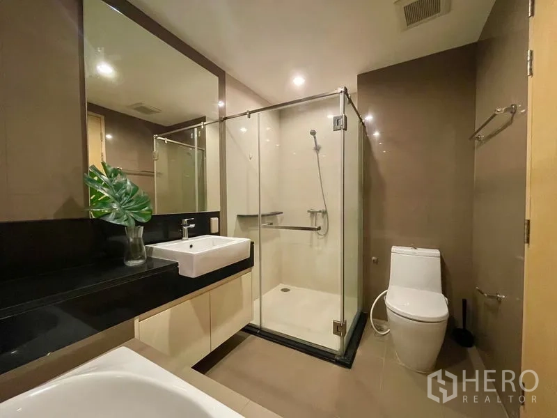 คอนโด ให้เช่าหรือขายในKhlong Toei, Bangkok - ห้องน้ำที่สองมีตู้กระจกอาบน้ำ โถสุขภัณฑ์ และกระจกบานกว้าง