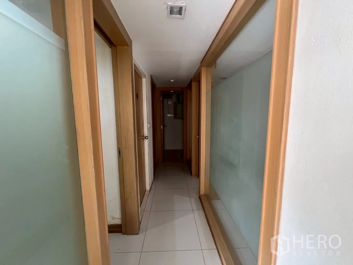 พื้นที่ขายของ for rent in Watthana, Bangkok - โถงทางเดินแคบ กั้นด้วยผนังกระจกและวงกบไม้