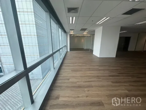 สำนักงาน ให้เช่า - หน้าต่างบานใหญ่ยาว ให้แสงธรรมชาติเข้าสู่พื้นที่สำนักงานพื้นไม้.