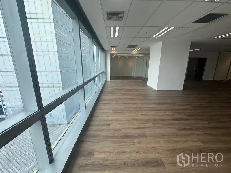 สำนักงาน ให้เช่า - หน้าต่างบานใหญ่ยาว ให้แสงธรรมชาติเข้าสู่พื้นที่สำนักงานพื้นไม้.