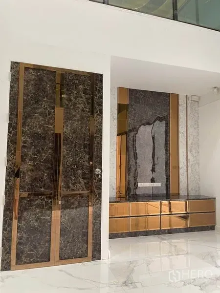 ทาวน์เฮาส์ ให้เช่าหรือขายในYan Nawa, Bangkok - โถงทางเข้าแต่งผนังลายหินอ่อน โทนทองบรอนซ์ พร้อมชุดบิวต์อินและพื้นเงาสีขาว