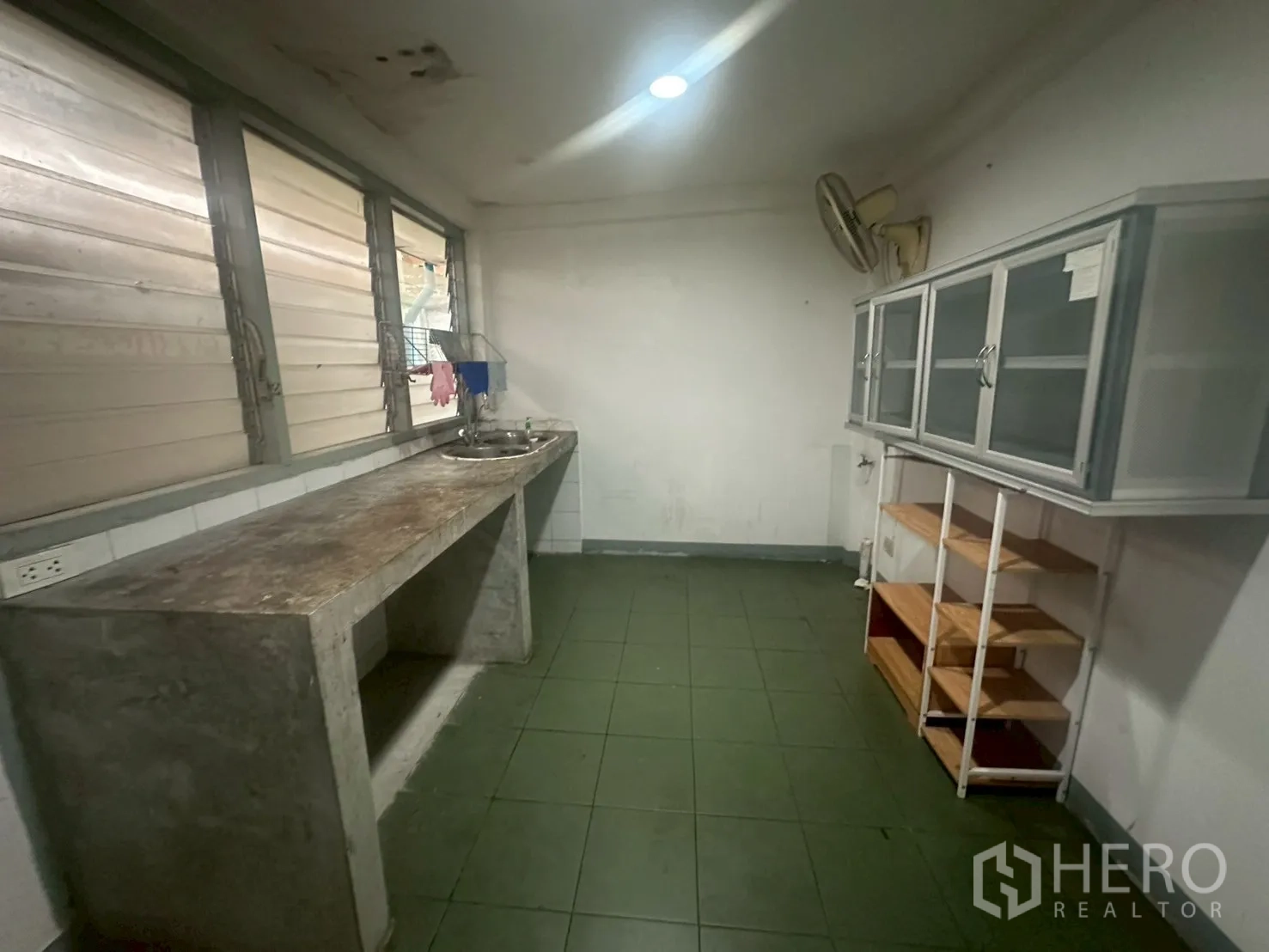 บ้าน ให้เช่าในWatthana, Bangkok - ครัวไทยพื้นฐาน เคาน์เตอร์คอนกรีต อ่างล้างจาน และตู้ติดผนัง.