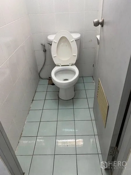 工厂 出租在Lat Lum Kaeo, Pathum Thani - 紧凑卫生间，坐便与喷枪，地面铺砖。