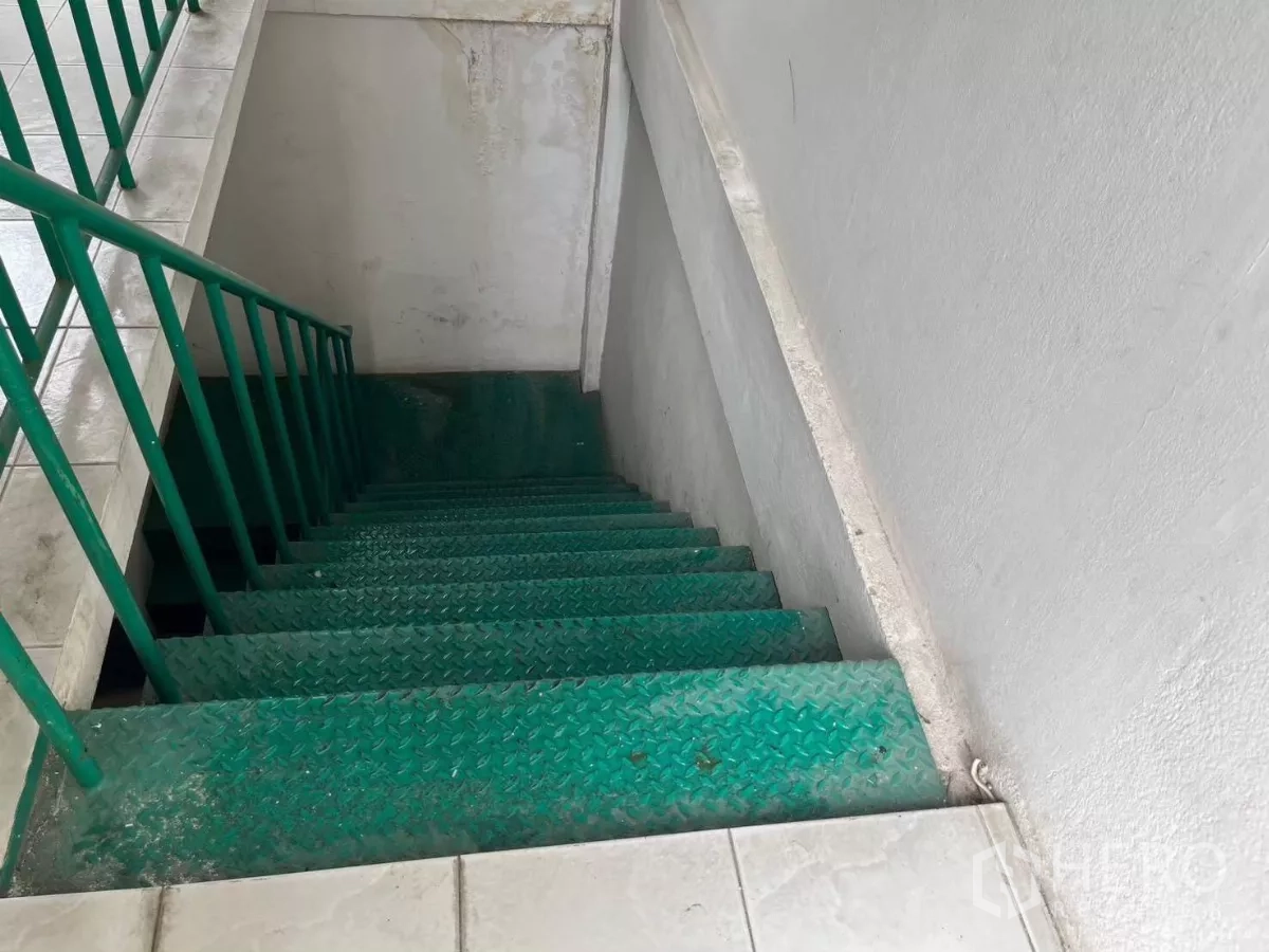 店屋 出租在Ratchathewi, Bangkok - 绿色金属楼梯间连接各楼层。