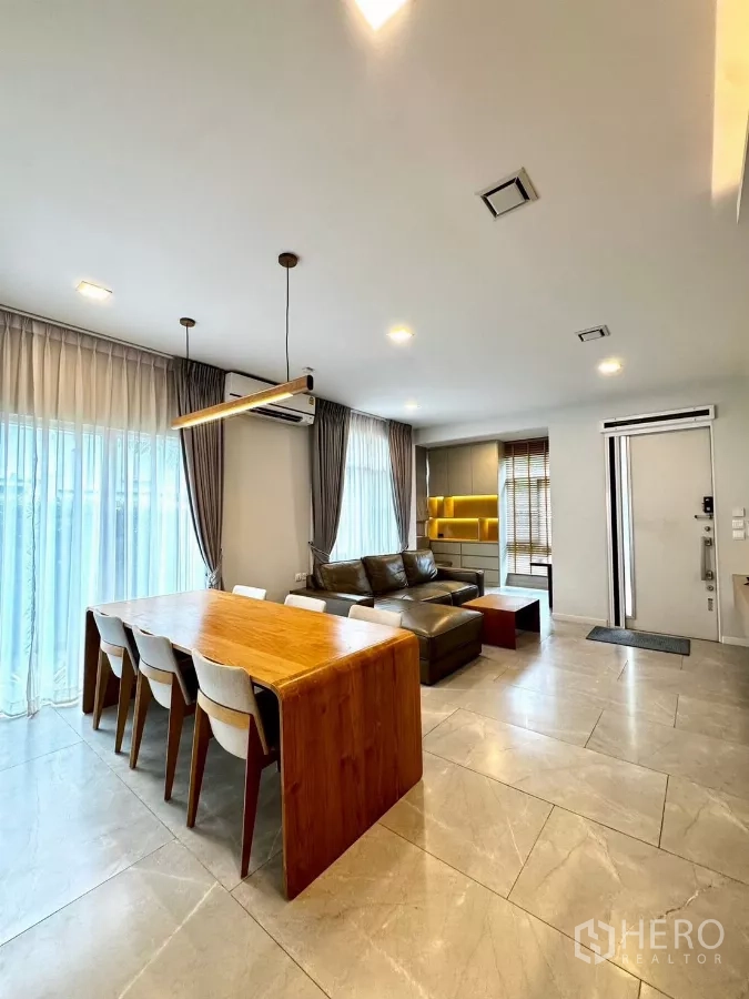 บ้าน ให้เช่าในPrawet, Bangkok - โซนรับประทานอาหารและนั่งเล่นกว้าง ปูพื้นกระเบื้อง ผ้าม่านเต็มความสูง.