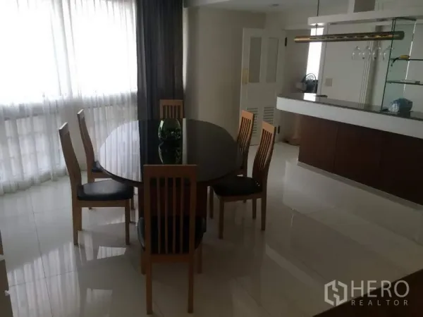 คอนโด ให้เช่าในKhlong Toei, Bangkok - ส่วนรับประทานอาหาร โต๊ะกลม 6 ที่นั่ง ผ้าม่านโปร่งจรดพื้น และเคาน์เตอร์บาร์ ในคอนโด President Park