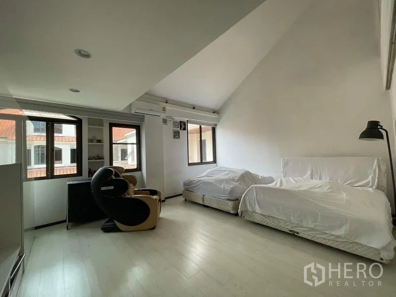 联排别墅 出售 - 挑高主卧，双床与临窗书桌。