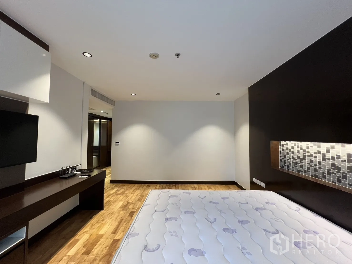 Property Image #11 for property HRE01128