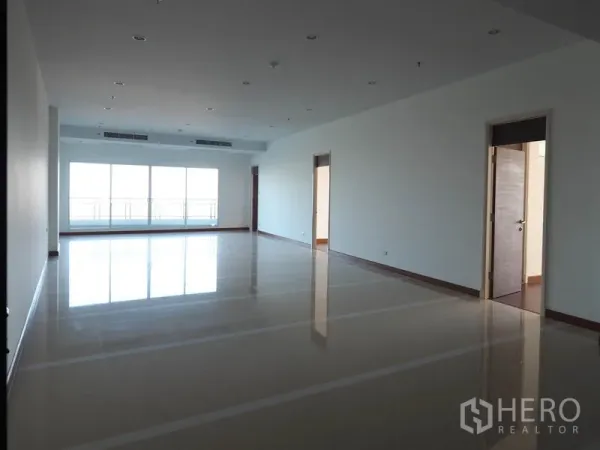 Condominium for rent or sale in Yan Nawa, Bangkok - Expansive open-plan living and dining room with large windows.