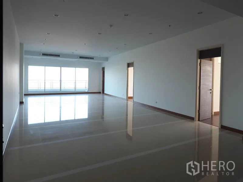 Condominium for rent or sale in Yan Nawa, Bangkok - Expansive open-plan living and dining room with large windows.