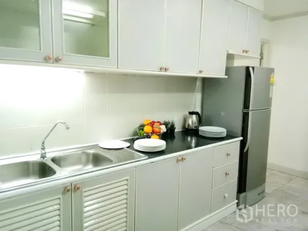 คอนโด ให้เช่าในWatthana, Bangkok - ครัวแยกสไตล์แกลลีย์ ตู้สีขาว อ่างล้างจานคู่ และตู้เย็นสแตนเลส