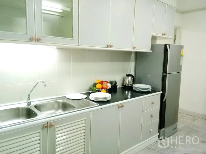 คอนโด ให้เช่าในWatthana, Bangkok - ครัวแยกสไตล์แกลลีย์ ตู้สีขาว อ่างล้างจานคู่ และตู้เย็นสแตนเลส