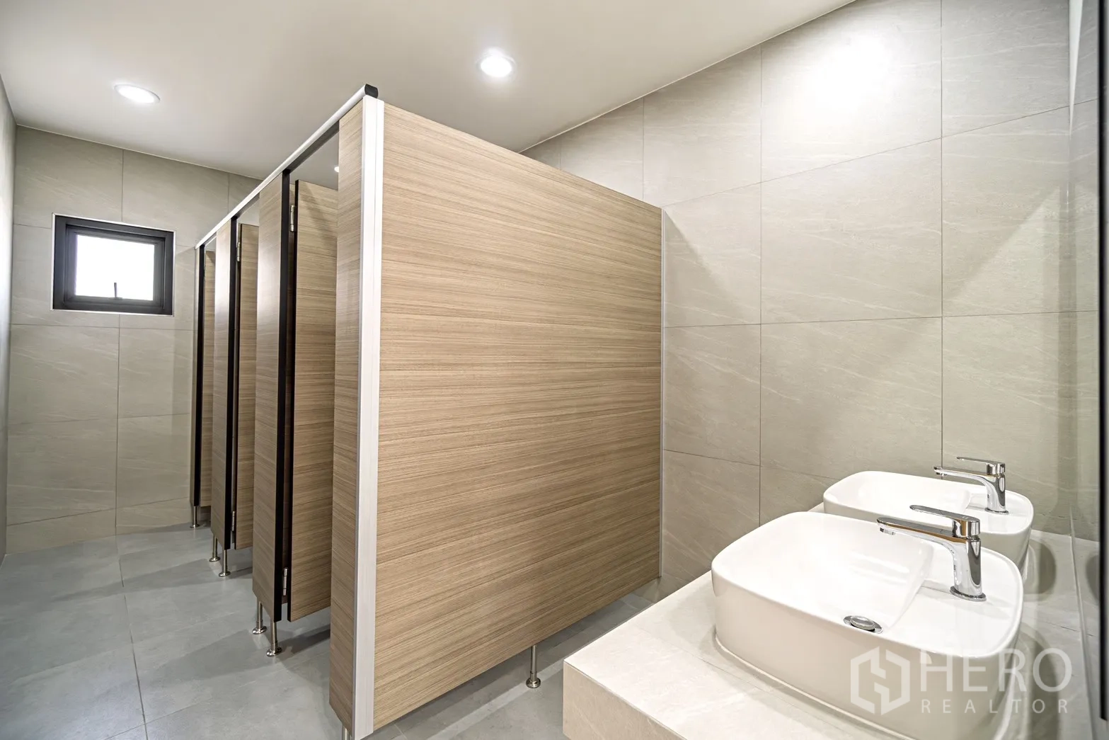 โรงงาน for rent or sale in Lam Luk Ka, Pathum Thani - ห้องน้ำสะอาดพร้อมห้องสุขาแยกหลายคูหาและอ่างล้างหน้าคู่