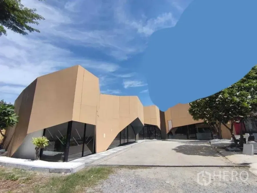 พื้นที่ขายปลีก ให้เช่าในPrawet, Bangkok - คอมเพล็กซ์ค้าปลีกสไตล์โมเดิร์นในเขตประเวศ ผนังสีทองทรงเหลี่ยม กระจกเต็มบาน พร้อมลานจอดรถกว้าง