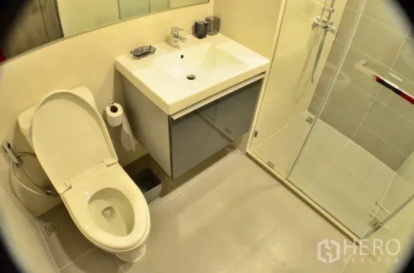 คอนโด ให้เช่าในWatthana, Bangkok - ห้องน้ำสไตล์โมเดิร์นพร้อมฉากกั้นอาบน้ำกระจก อ่างล้างหน้า และโถสุขภัณฑ์