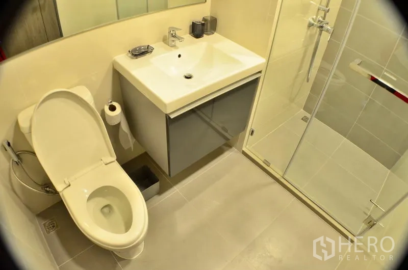 คอนโด ให้เช่าในWatthana, Bangkok - ห้องน้ำสไตล์โมเดิร์นพร้อมฉากกั้นอาบน้ำกระจก อ่างล้างหน้า และโถสุขภัณฑ์