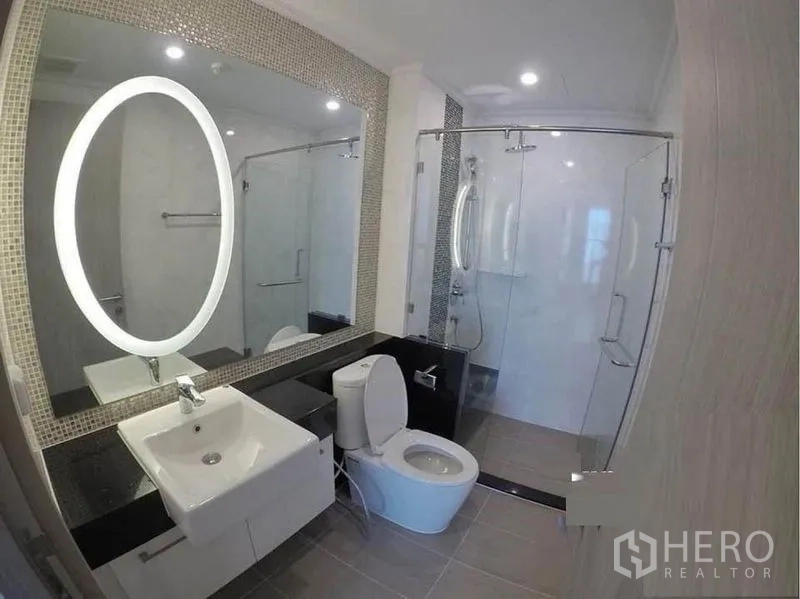 公寓 出租在Watthana, Bangkok - 现代卫浴，超大背光镜与玻璃淋浴间。