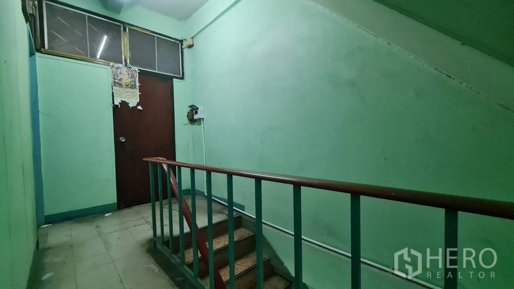 อาคารพาณิชย์ ให้เช่าหรือขายในWatthana, Bangkok - โถงบันไดชั้นบน มีประตูและราวเหล็กทาสีเขียว