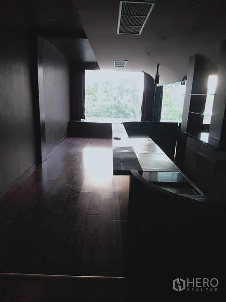 店屋 出租在Watthana, Bangkok - 楼上深色木地板，内置吧台式柜台，面向窗景