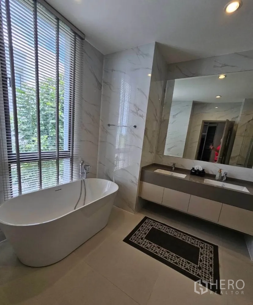 บ้านเดี่ยว for rent or sale in Lat Krabang, Bangkok - ห้องน้ำหรู อ่างอาบน้ำแบบลอยตัวติดหน้าต่าง และอ่างล้างหน้าคู่