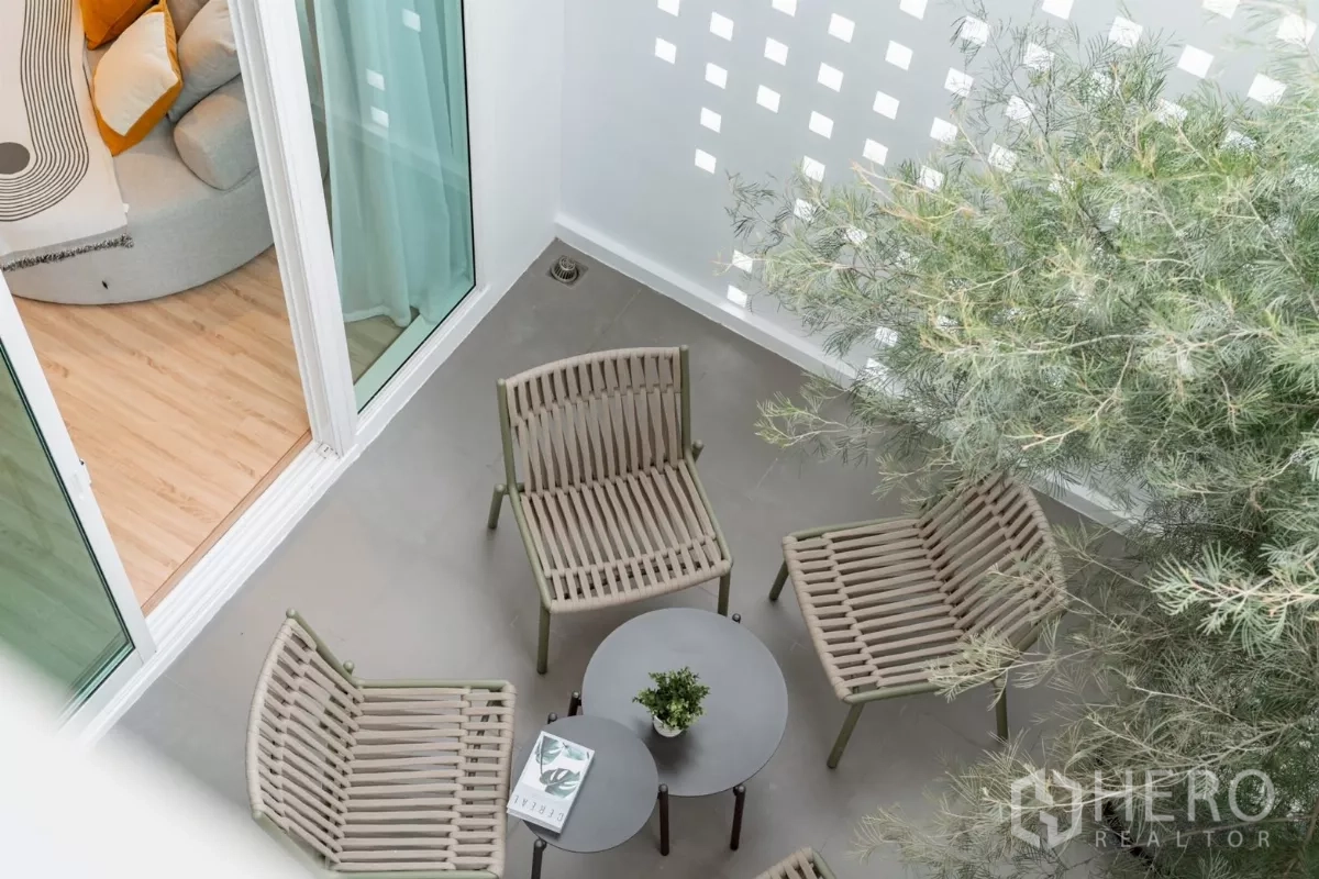 บ้าน ให้เช่าในSaphan Sung, Bangkok - ลานนั่งเล่นส่วนตัวนอกบ้าน พร้อมเก้าอี้เอาต์ดอร์และโต๊ะกลางท่ามกลางต้นไม้