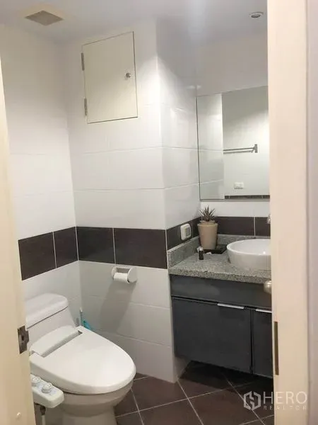 คอนโด ให้เช่าหรือขายในKhlong Toei, Bangkok - ห้องน้ำขนาดกะทัดรัด มีโถสุขภัณฑ์ อ่างล้างหน้า และกระจกเงา