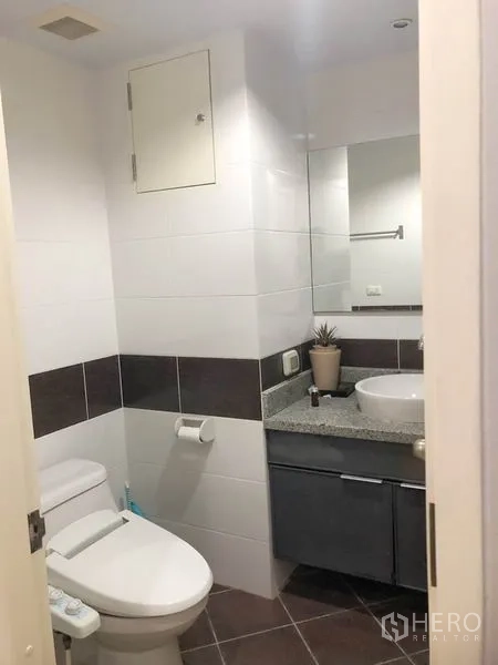 คอนโด ให้เช่าหรือขายในKhlong Toei, Bangkok - ห้องน้ำขนาดกะทัดรัด มีโถสุขภัณฑ์ อ่างล้างหน้า และกระจกเงา