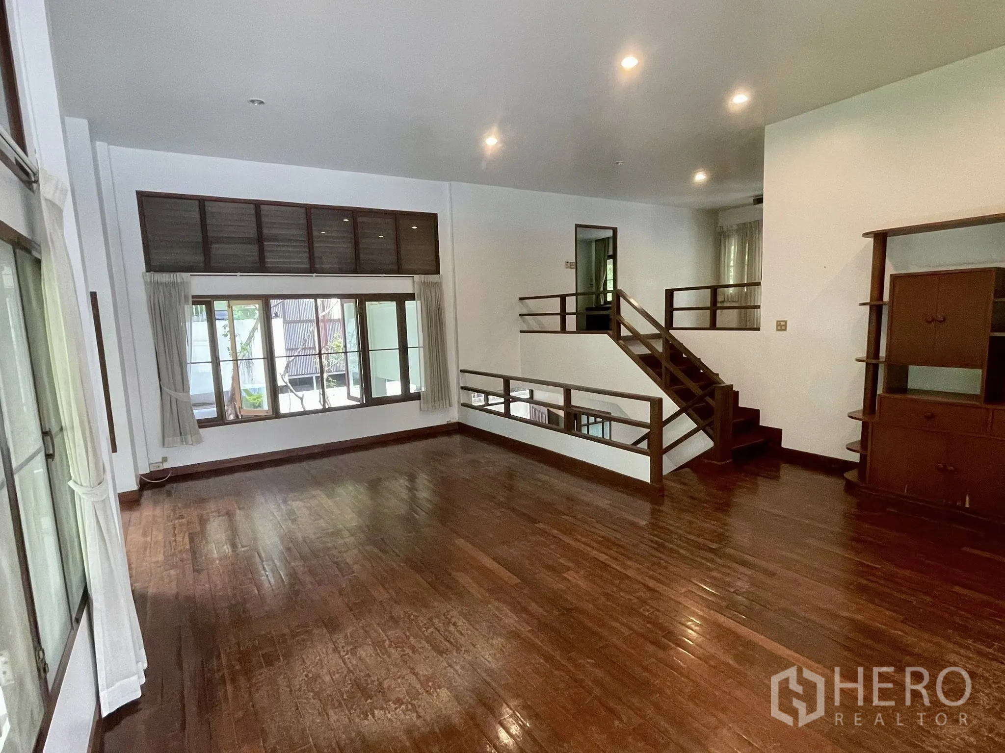 บ้านเดี่ยว for rent in Pathum Wan, Bangkok - พื้นที่นั่งเล่นโล่ง มีขั้นต่างระดับและหน้าต่างบานใหญ่