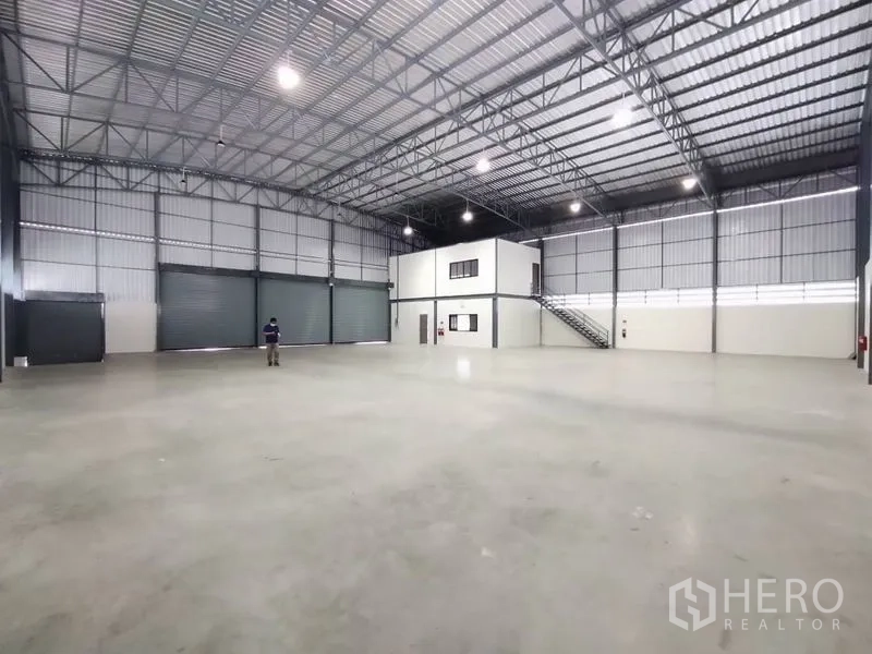 Warehouse for rent in Bang Phli, Samut Prakan - Warehouse hall with several loading shutters and a two-storey internal office block.