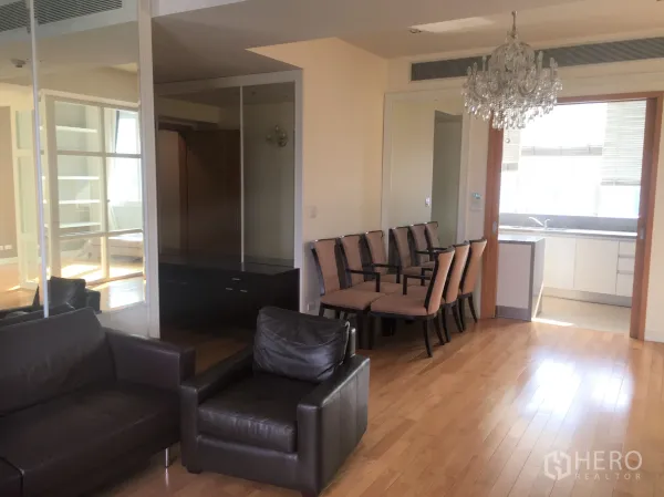 คอนโด ให้เช่าในKhlong Toei, Bangkok - โถงนั่งเล่นรับประทานอาหารแบบเปิดโล่ง โคมระย้า ผนังกระจกเงา และประตูเลื่อนเข้าครัว