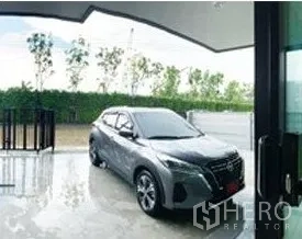 สำนักงานที่บ้าน ให้เช่าในDon Mueang, Bangkok - ที่จอดรถมีหลังคาและทางเข้าหน้าบ้านพร้อมรั้ว มีรถจอดหนึ่งคัน