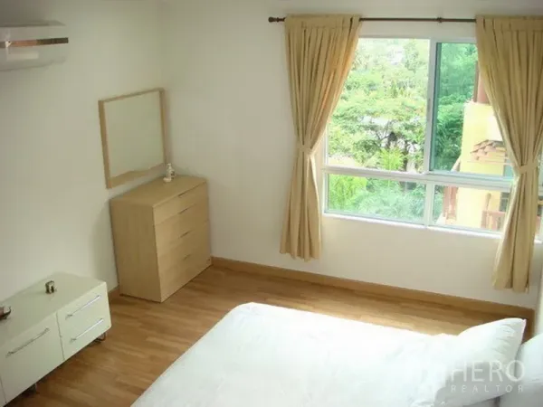 อพาร์ทเมนท์ ให้เช่าในRatchathewi, Bangkok - ห้องนอนมุมพร้อมหน้าต่างสองด้าน มีตู้ลิ้นชักและแอร์ มองวิวสีเขียว