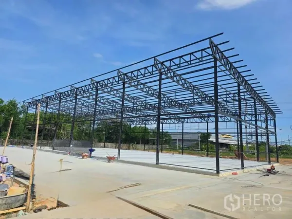 คลังสินค้า ให้เช่าในBang Phli, Samut Prakan - โครงสร้างเหล็กของโกดังระหว่างก่อสร้าง บนพื้นคอนกรีตเสร็จเรียบร้อย