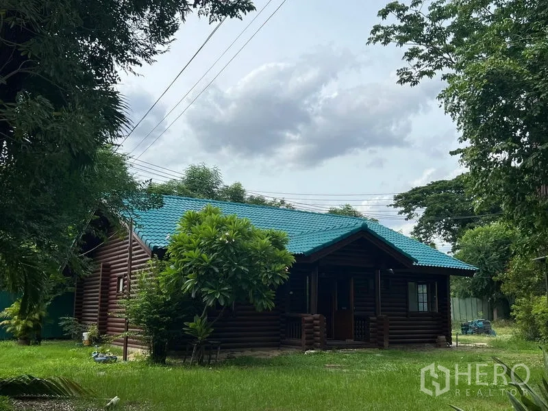สำนักงานที่บ้าน ให้เช่าในSuan Luang, Bangkok - โฮมออฟฟิศสไตล์บ้านไม้ชั้นเดียว หลังคาสีน้ำเงินเขียว ตั้งอยู่ท่ามกลางสนามหญ้าและต้นไม้ย่านหัวหมาก