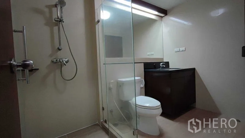 คอนโด ให้เช่าในKhlong Toei, Bangkok - ห้องน้ำพร้อมตู้กระจกกั้นอาบน้ำ เคาน์เตอร์ล้างหน้า และอุปกรณ์สุขภัณฑ์