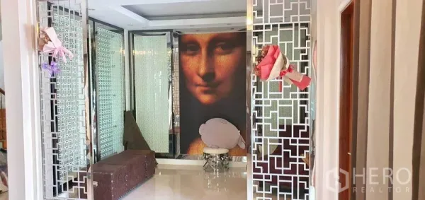 บ้าน ขายในKhan Na Yao, Bangkok - โถงทางเข้าพร้อมฉากกั้นลายโลหะและภาพจิตรกรรมแนวคลาสสิกขนาดใหญ่บนผนัง