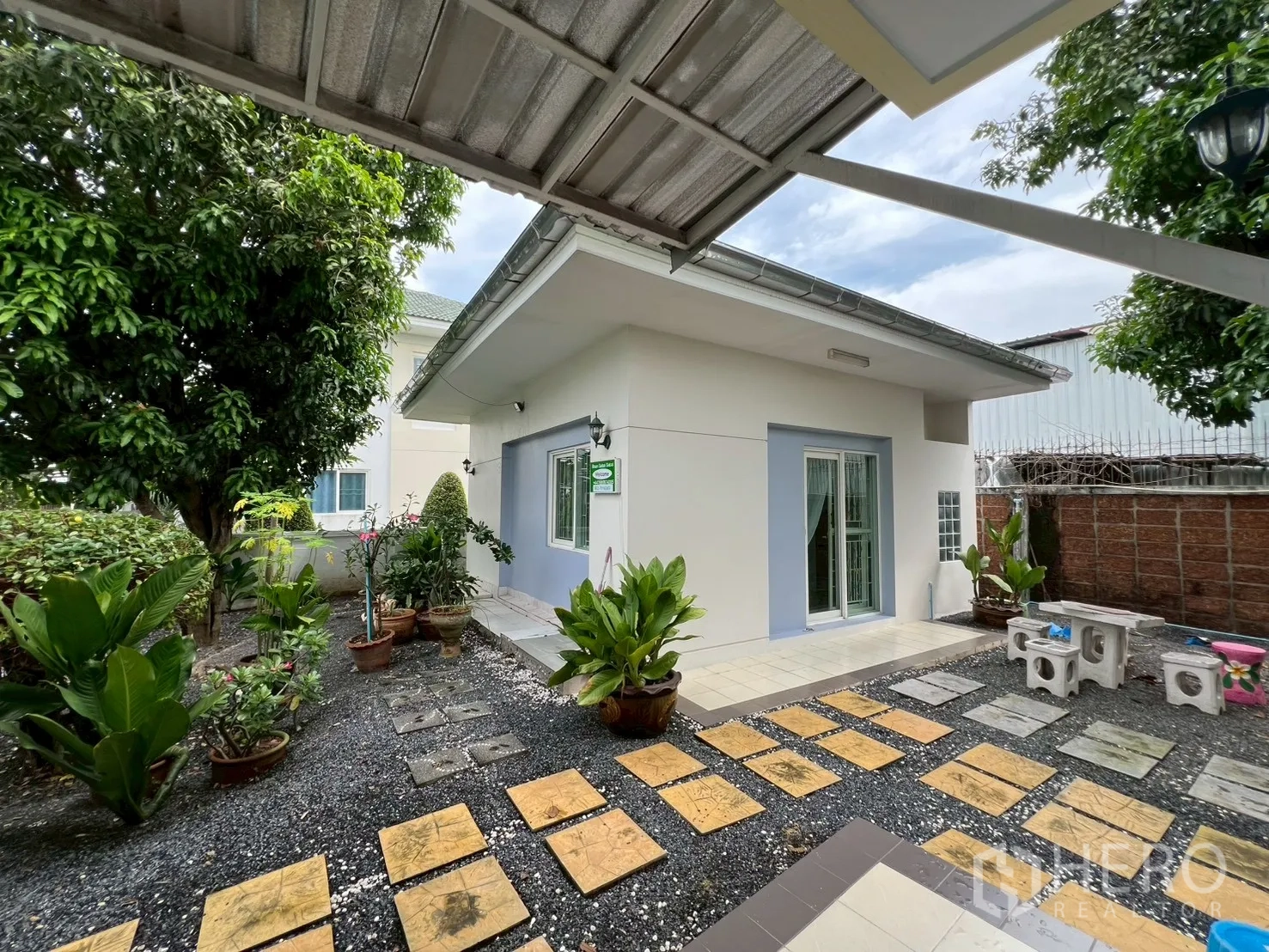 บ้าน ขายในMin Buri, Bangkok - ภายนอกเรือนรับรอง ทางเดินแผ่นทางและกระถางต้นไม้