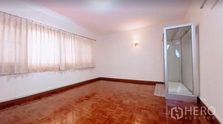 ทาวน์เฮาส์ ขาย - ห้องนอนกว้าง พื้นปาร์เกต์พร้อมตู้ชาวเวอร์มุมห้อง