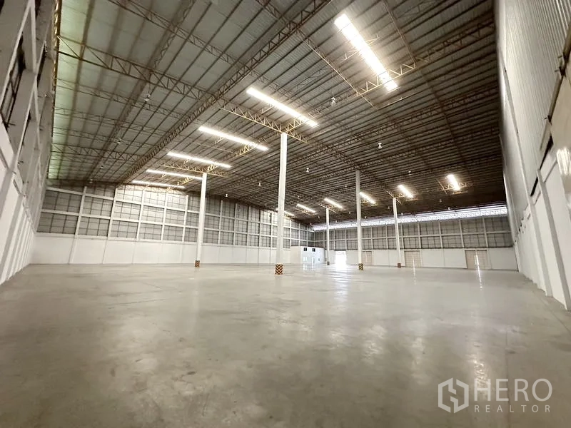 货栈 出租在Phra Nakhon Si Ayutthaya - 宽阔储存大厅，高柱与明亮条形灯，跨度清爽。