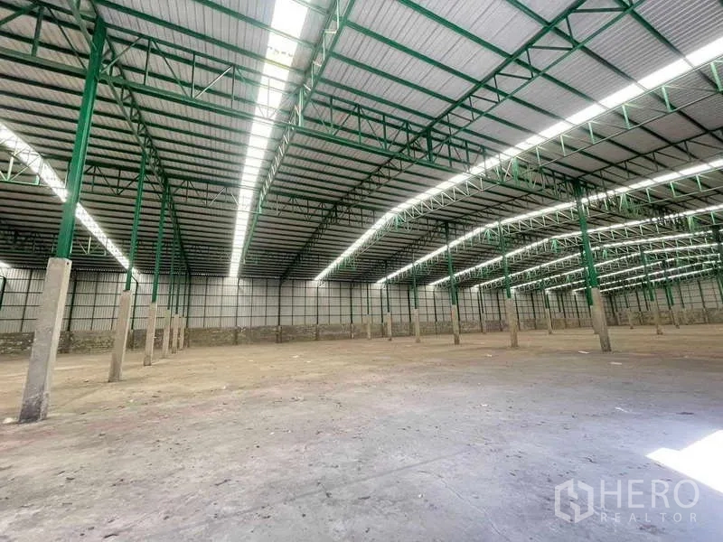 工厂 出租在Bang Pakong, Chachoengsao - 开放式厂区，绿色钢梁、天窗采光与宽柱距。