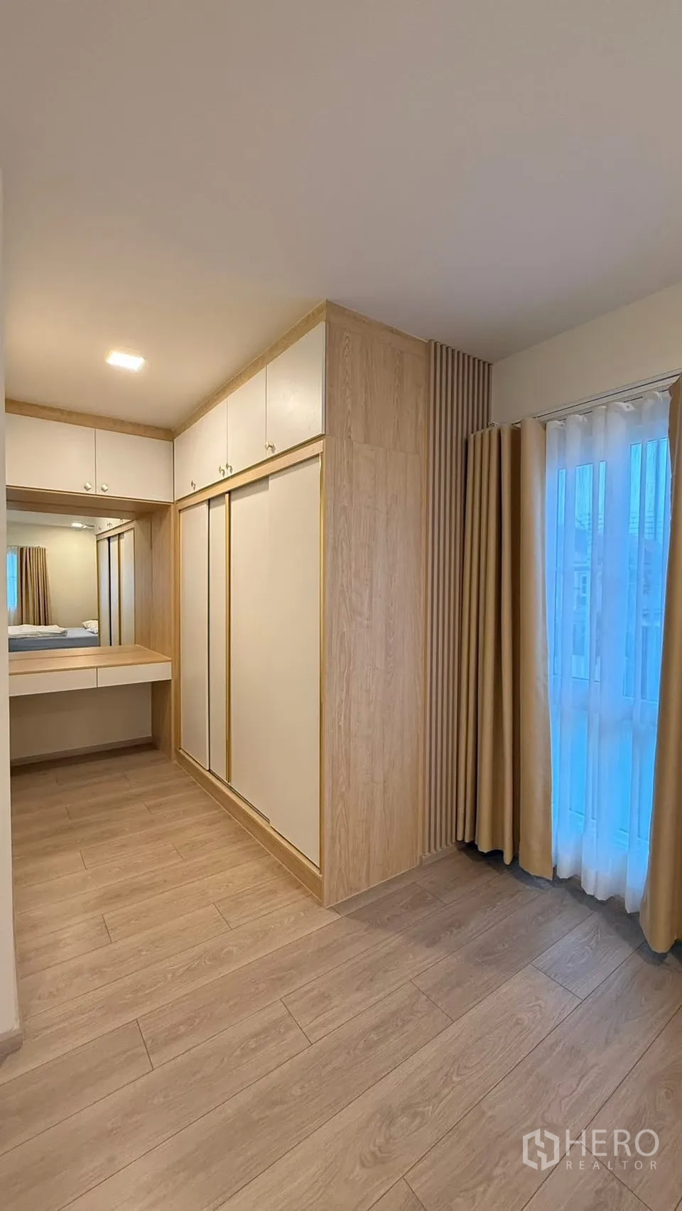 Detached House for rent in Bang Phli, Samut Prakan - Walk-in closet with built-in wardrobes, dressing table and natural light.